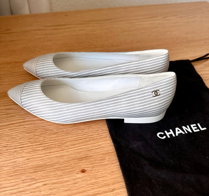 Ballerines Chanel en cuir gris et blanc