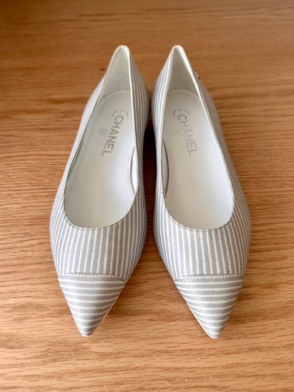 Ballerines Chanel en cuir gris et blanc