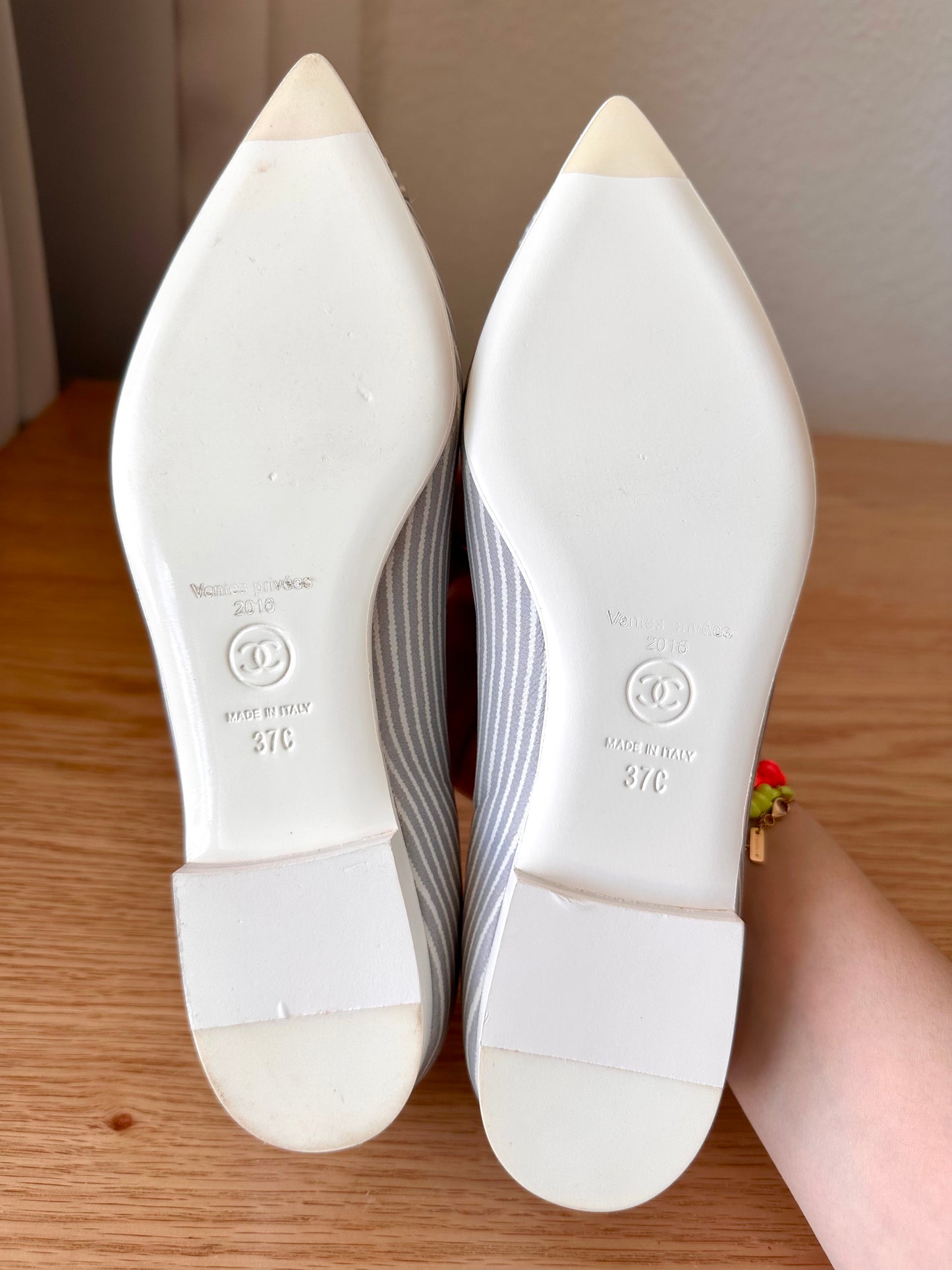 Ballerines Chanel en cuir gris et blanc