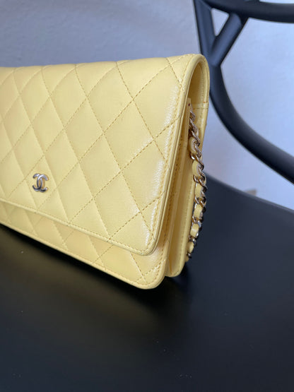 Sac Chanel Wallet On Chain en cuir jaune