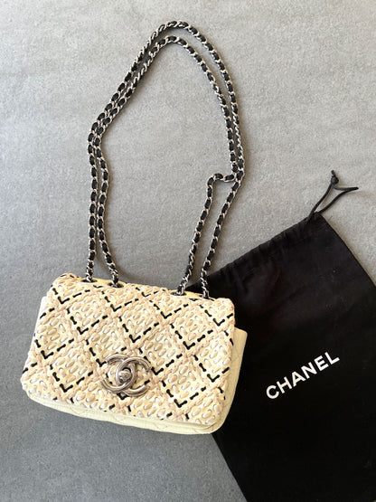 Sac CHANEL Mini Timeless en cuir verni beige