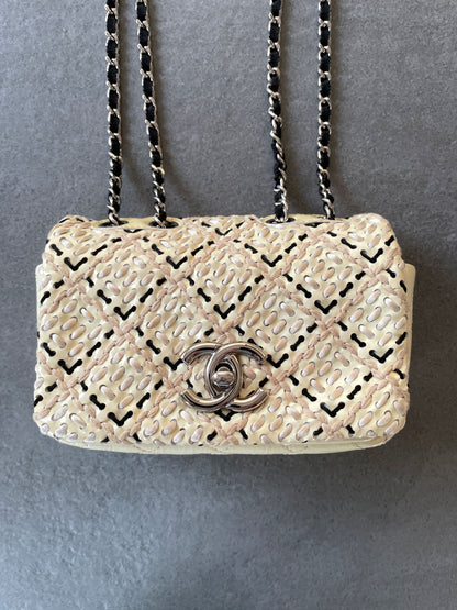 Sac CHANEL Mini Timeless en cuir verni beige