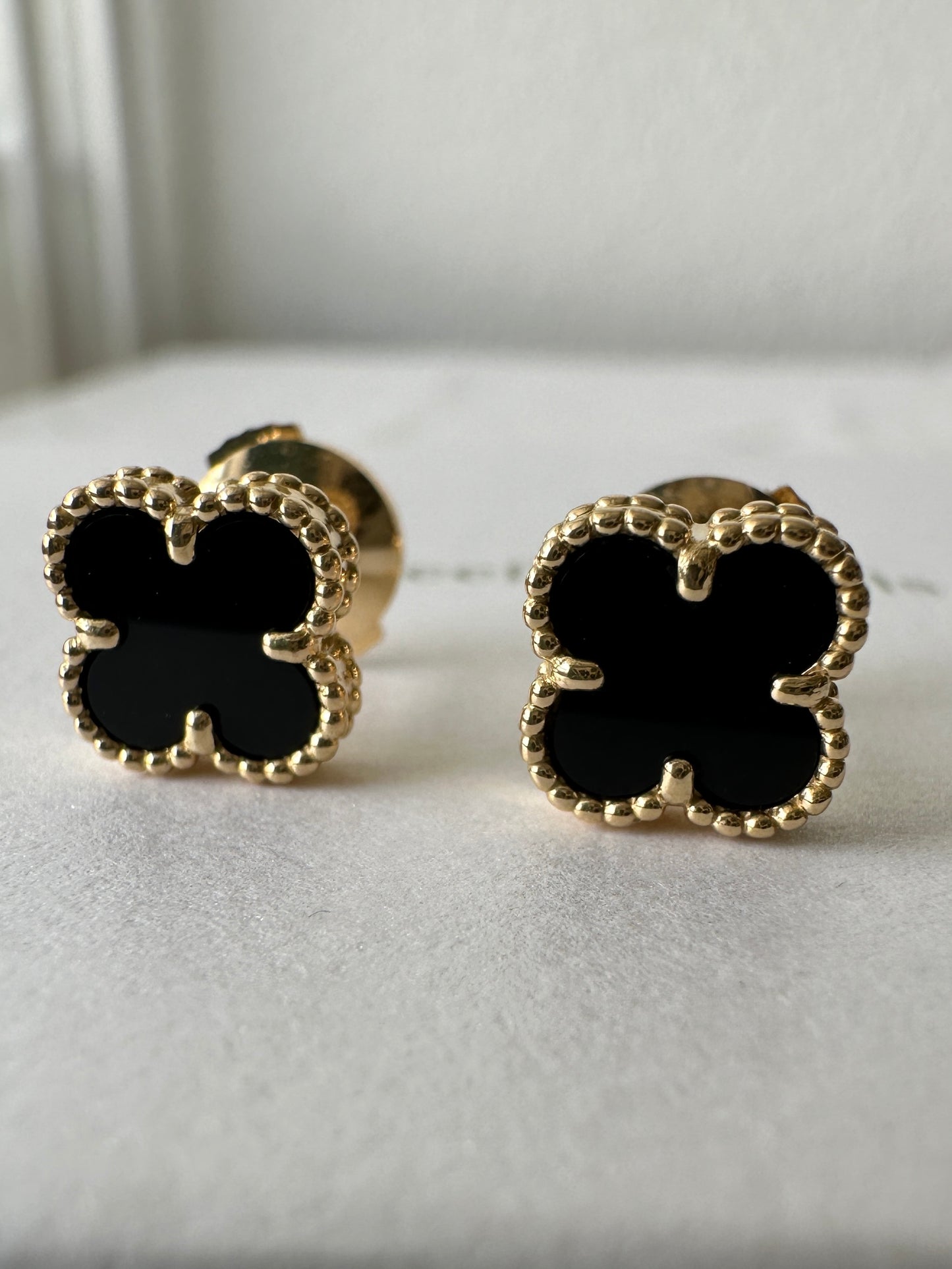 Sweet Alhambra Onyx Earrings in Yellow Gold