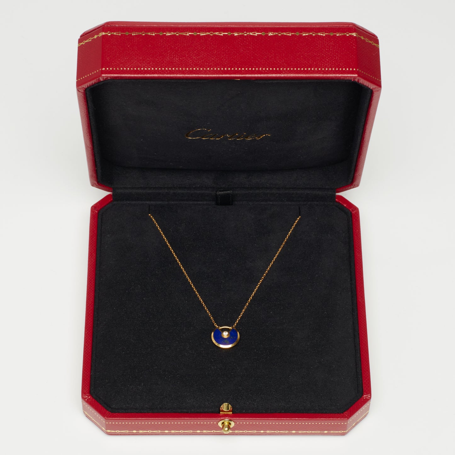 Collier Cartier Amulette XS en or jaune et lapis lazuli