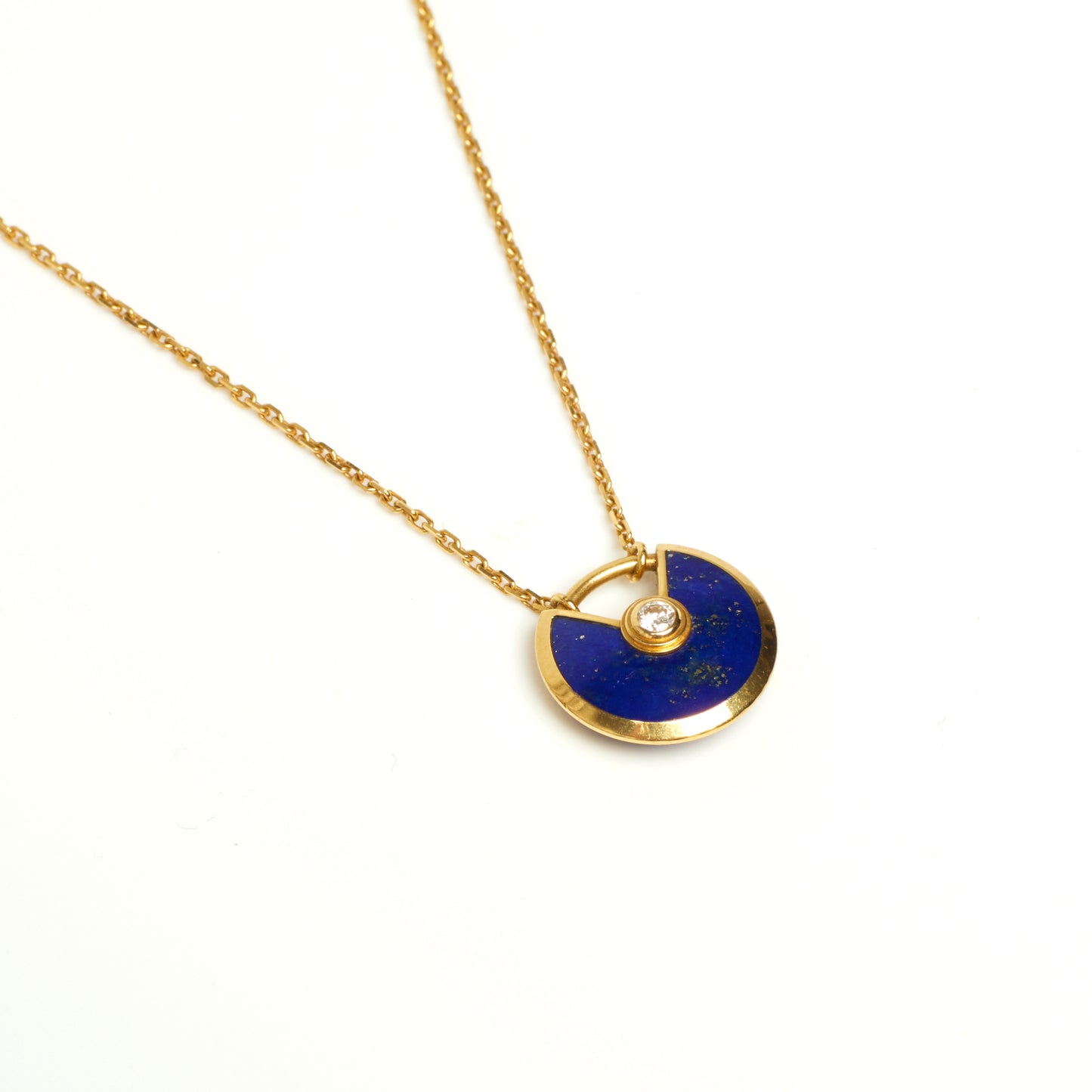 Collier Cartier Amulette XS en or jaune et lapis lazuli