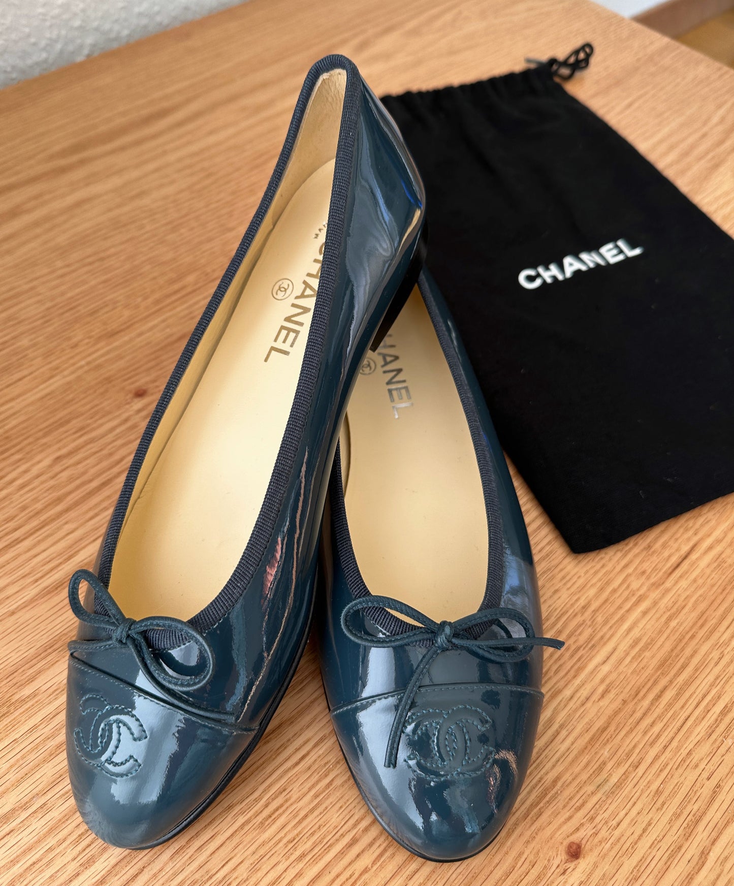 Ballerines Chanel Classiques en cuir verni bleu