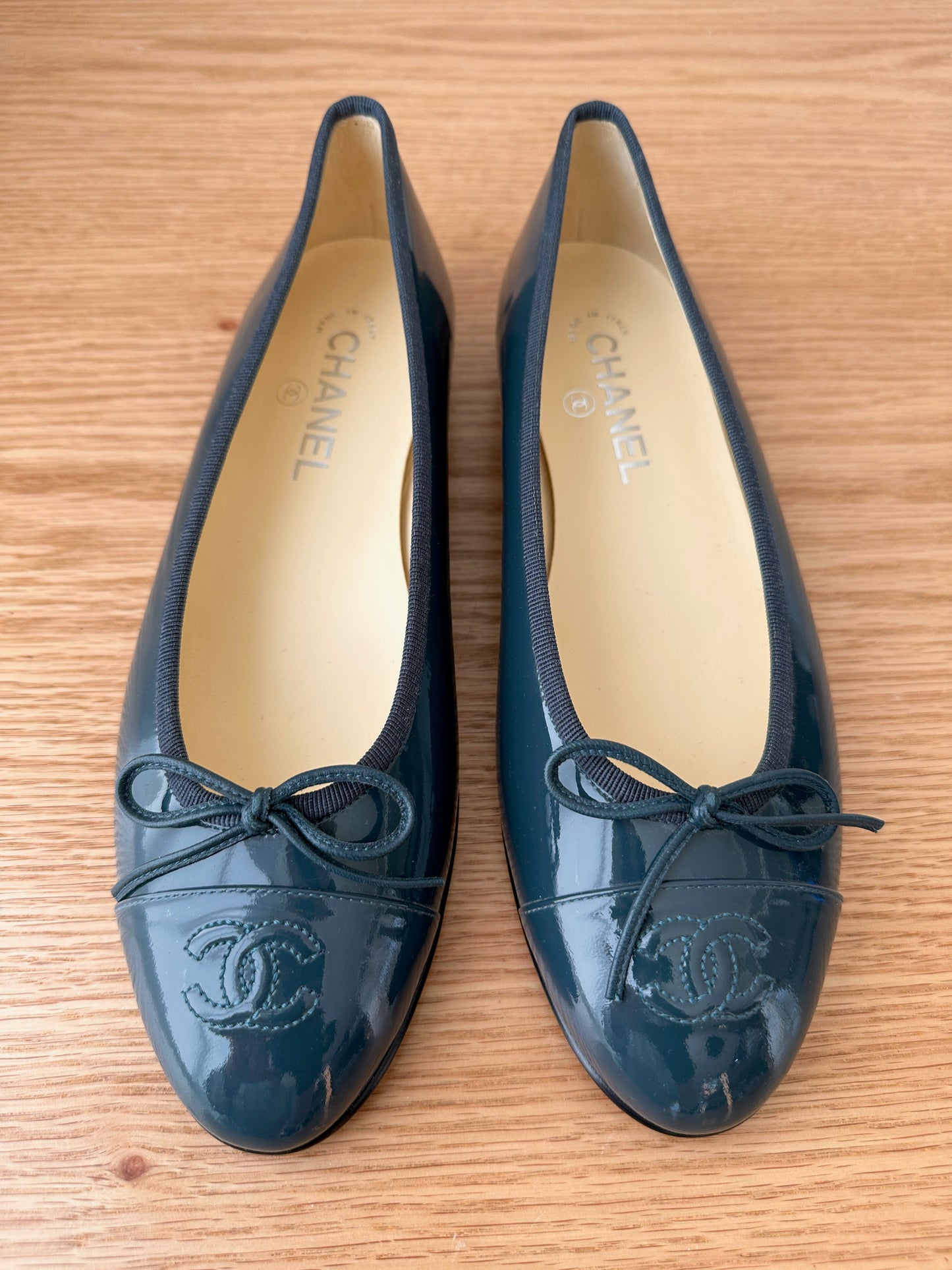 Ballerines Chanel Classiques en cuir verni bleu