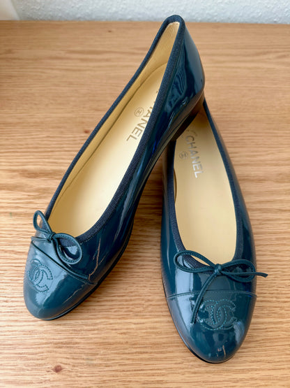 Ballerines Chanel Classiques en cuir verni bleu