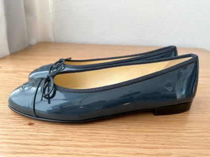 Ballerines Chanel Classiques en cuir verni bleu