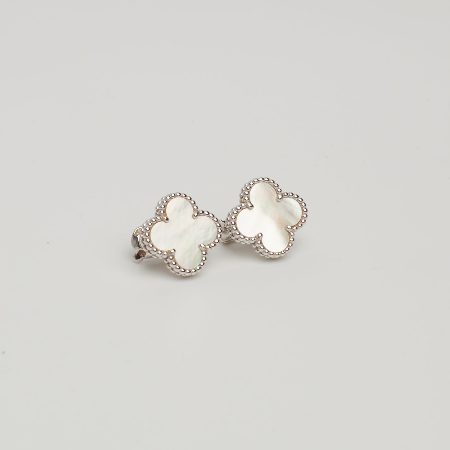 Boucles d’oreilles Van Cleef & Arpels Vintage Alhambra Nacre en or blanc