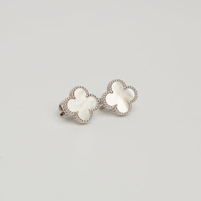 Boucles d’oreilles Van Cleef & Arpels Vintage Alhambra Nacre en or blanc