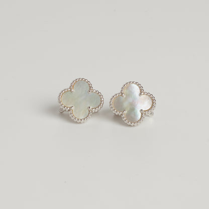 Boucles d’oreilles Van Cleef & Arpels Vintage Alhambra Nacre en or blanc