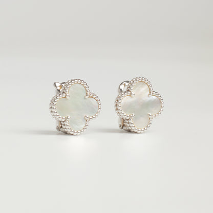 Boucles d’oreilles Van Cleef & Arpels Vintage Alhambra Nacre en or blanc