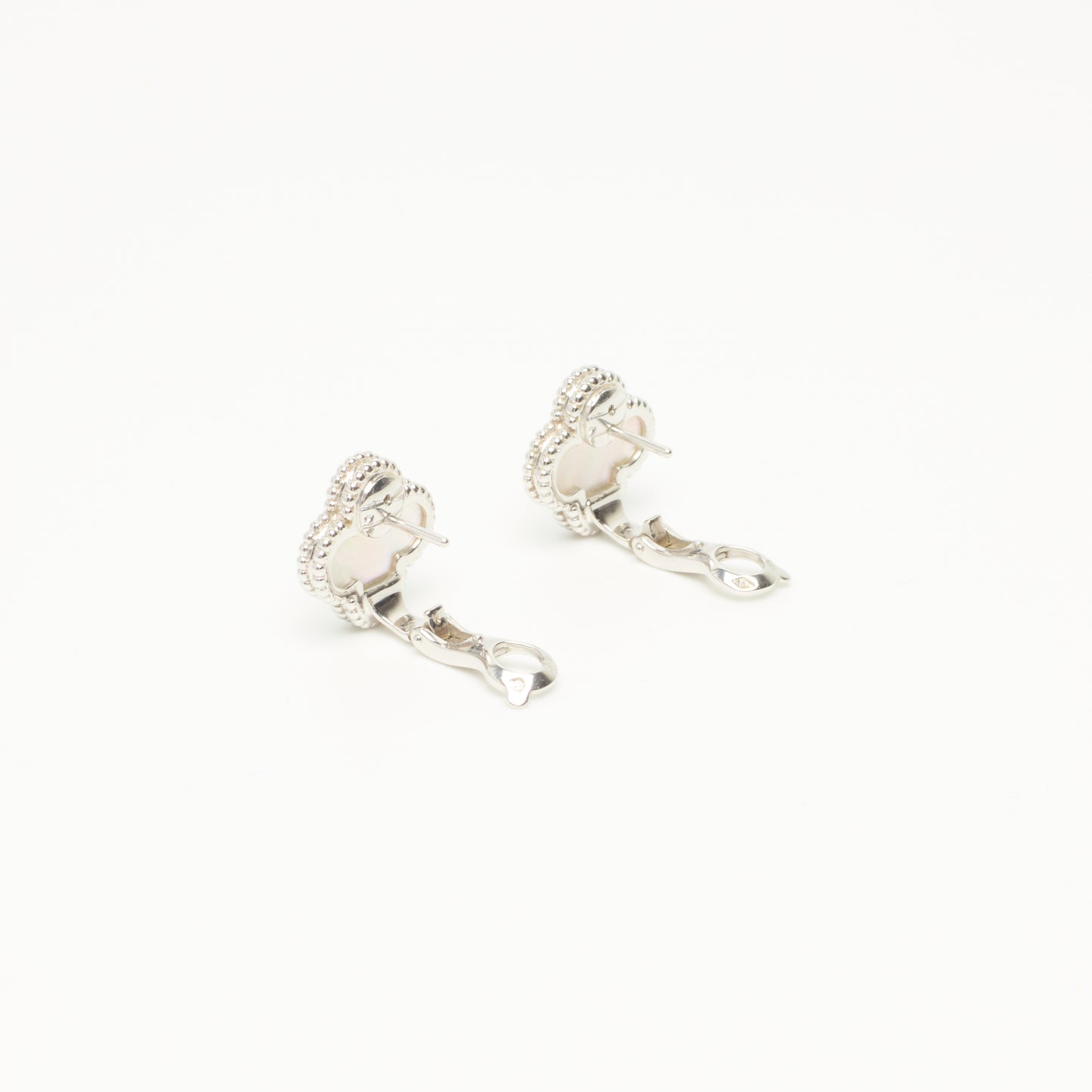 Boucles d’oreilles Van Cleef & Arpels Vintage Alhambra Nacre en or blanc